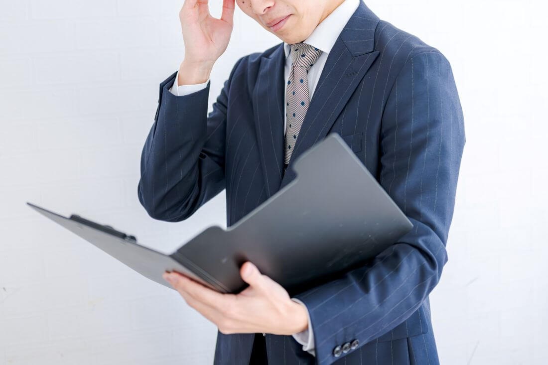 電話や窓口でのカスタマーハラスメントに悩む従業員のイメージ